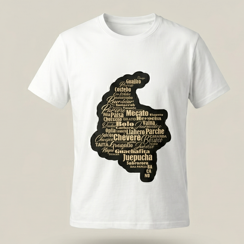 Una camiseta blanca con un diseño impreso en la parte delantera que muestra el mapa de Colombia en color marrón oscuro, relleno con varias palabras y frases de la jerga colombiana en diferentes fuentes y tamaños. El fondo es de color marrón claro.