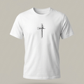 Camiseta blanca de cuello redondo con un estampado central minimalista que combina una cruz lineal con la palabra "fé" en caligrafía elegante de color negro.