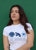 Camiseta de algodón blanca para mujer con diseño urbano de verano, ilustraciones en acuarela azul y letras minimalistas, moda urbana femenina.