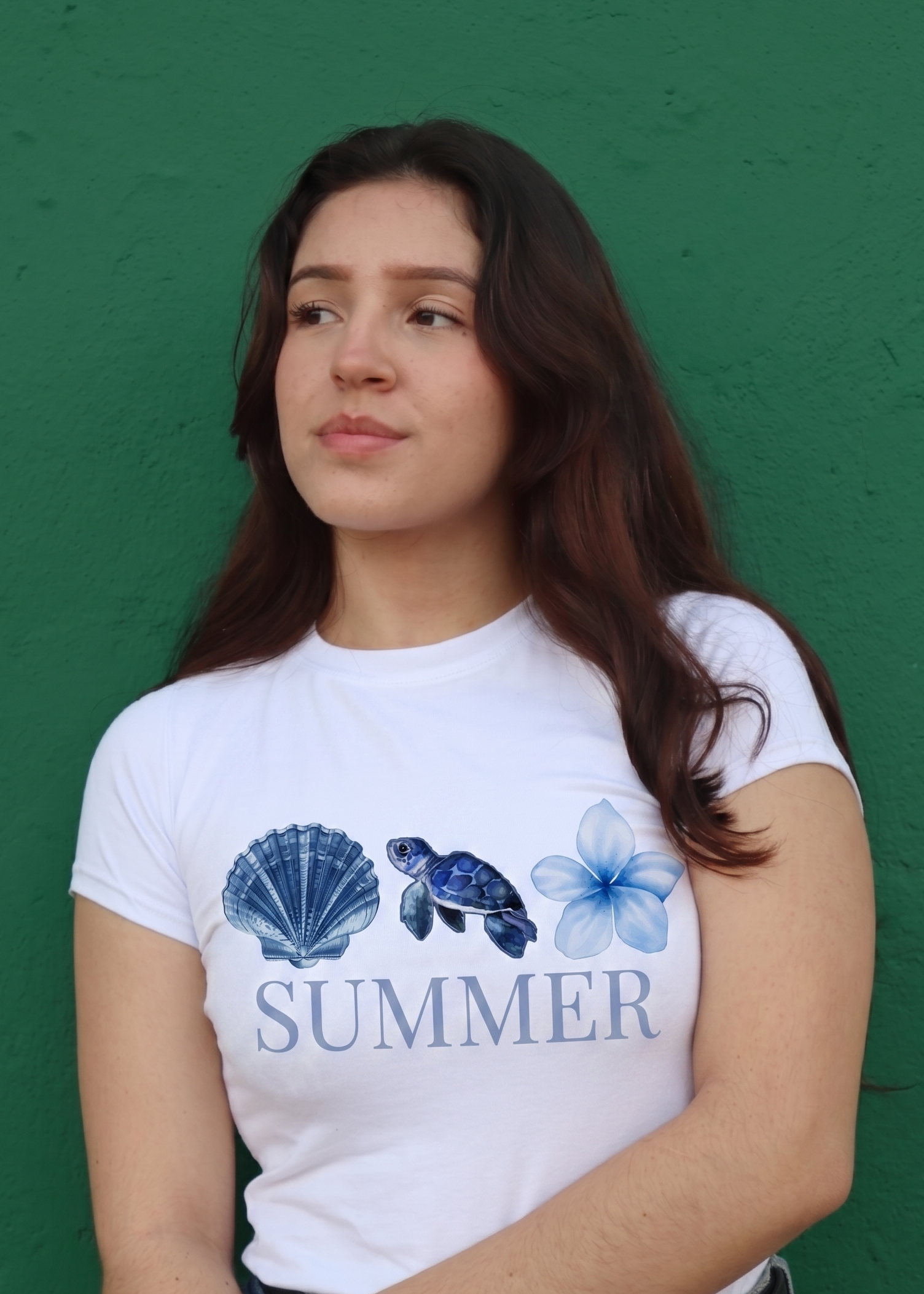 Camiseta de algodón blanca para mujer con diseño urbano de verano, ilustraciones en acuarela azul y letras minimalistas, moda urbana femenina.