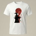Vista frontal de una camiseta blanca de manga corta con el estampado gráfico en negro y rojo de un samurái con sombrero tradicional y katana bajo una gran luna de sangre japonesa.