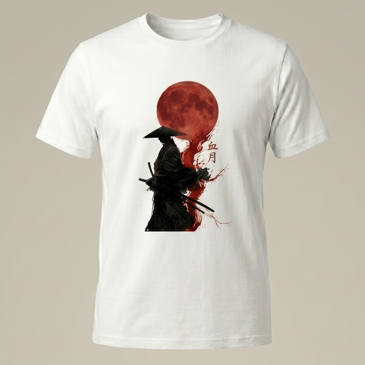Vista frontal de una camiseta blanca de manga corta con el estampado gráfico en negro y rojo de un samurái con sombrero tradicional y katana bajo una gran luna de sangre japonesa.