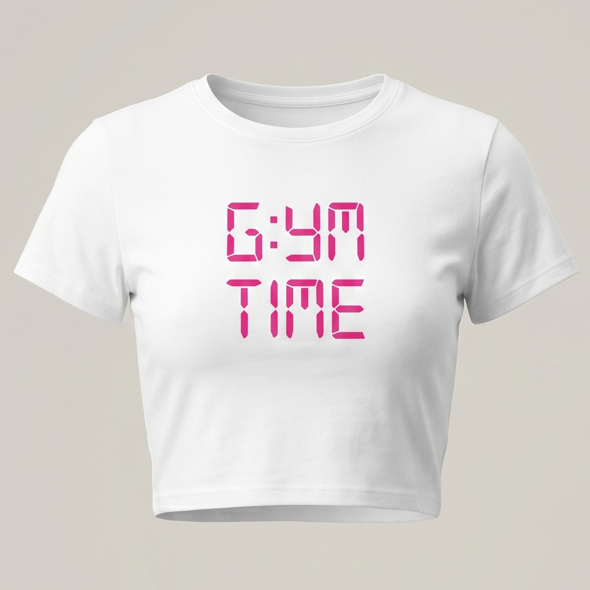 Camiseta crop top blanca de manga corta con un diseño gráfico central que dice "GYM TIME" en un estilo de fuente LED digital de color rosa fucsia.