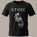 Vista frontal de una camiseta negra de manga corta con la palabra "STOIC" estampada en letras blancas sobre el gráfico texturizado de un busto de escultura clásica fragmentado.