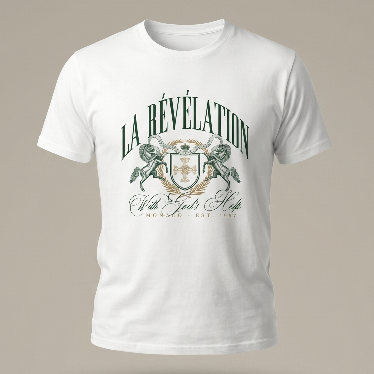 Camiseta blanca de la marca Trnd.Ink con estampado central de estilo retro, texto verde oscuro y un escudo con detalles gráficos, fotografiada sobre un fondo neutro.