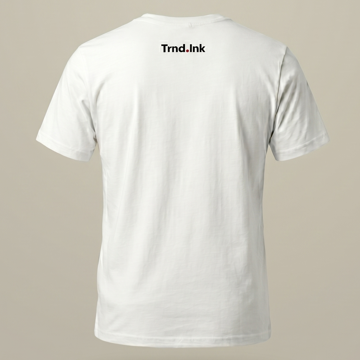 : Vista posterior de una camiseta negra de manga corta. En la parte superior de la espalda, centrado exactamente a 1 pulgada por debajo de la costura del cuello, se destaca el logotipo de Trnd.Ink en color blanco nítido.