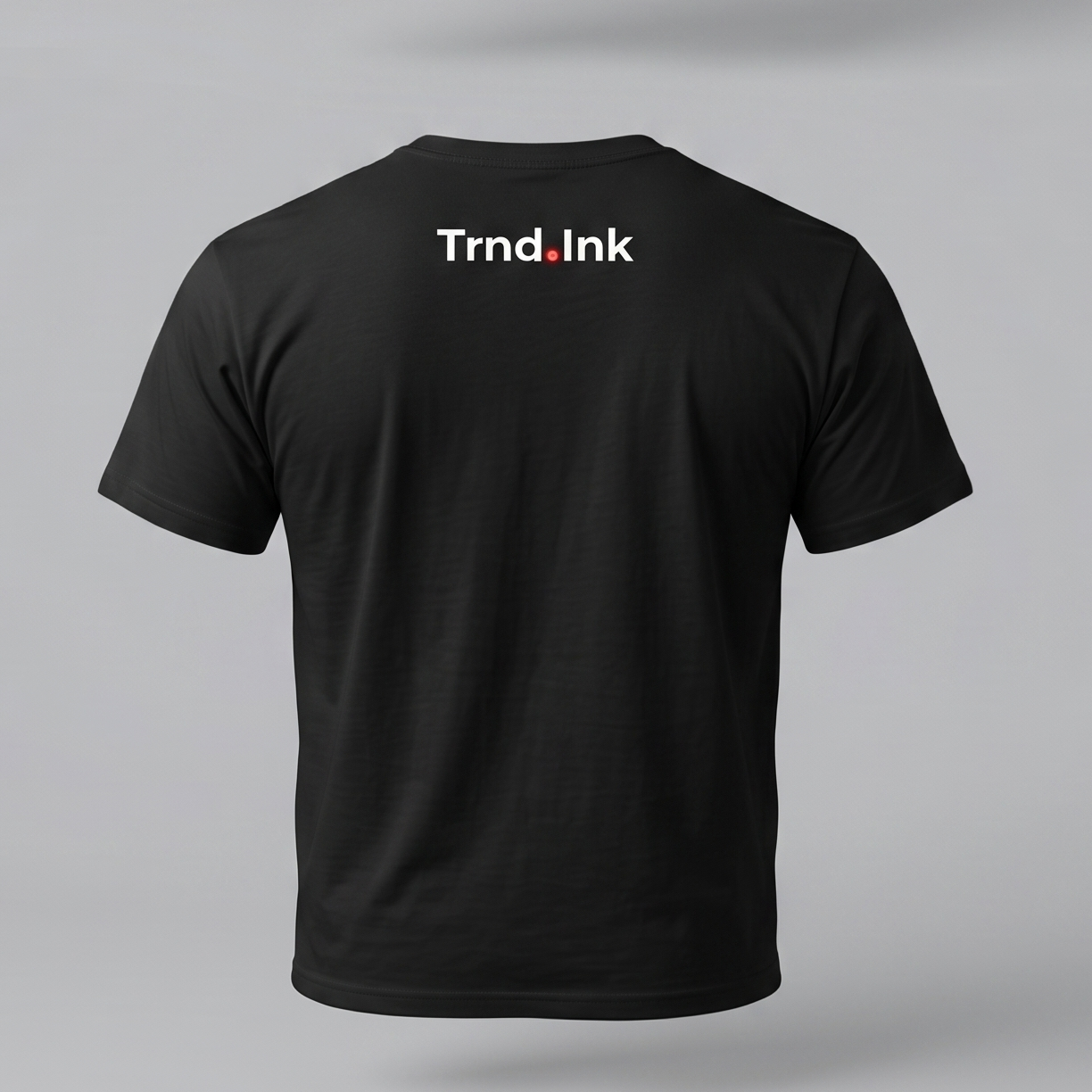 Camisa de color negro vista desde la parte posterior con el logo de Trnd.Ink estampado en blanco en la zona superior central.