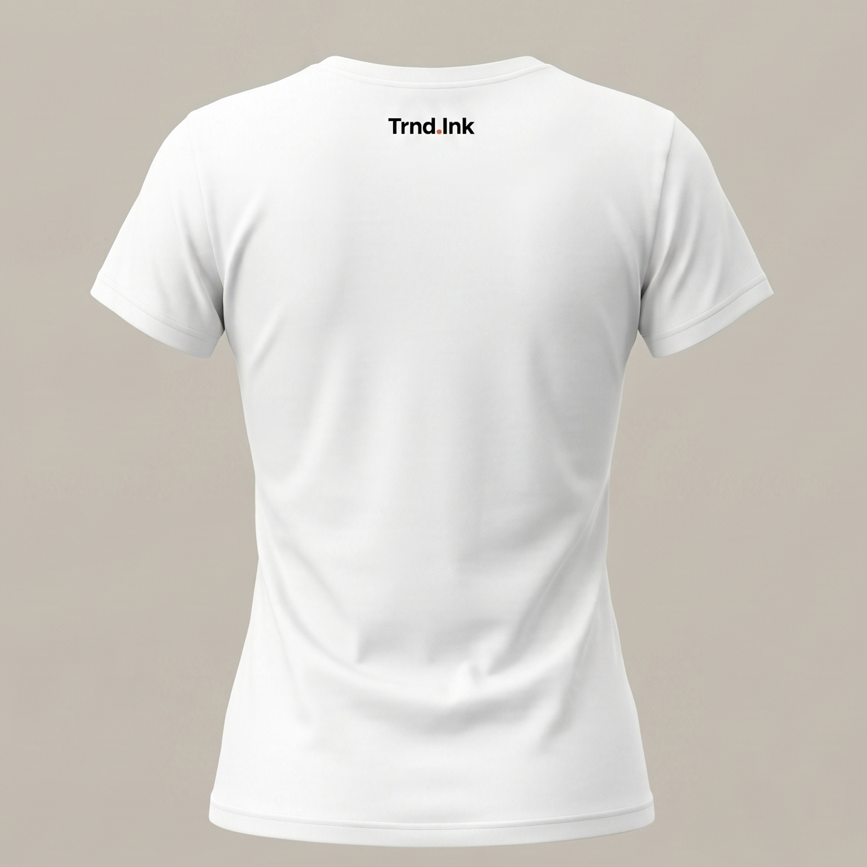 Vista trasera de una camiseta blanca de manga corta. Destaca el logotipo Trnd.Ink estampado en tamaño pequeño y centrado en la parte superior de la espalda, a una pulgada por debajo de la costura del cuello.